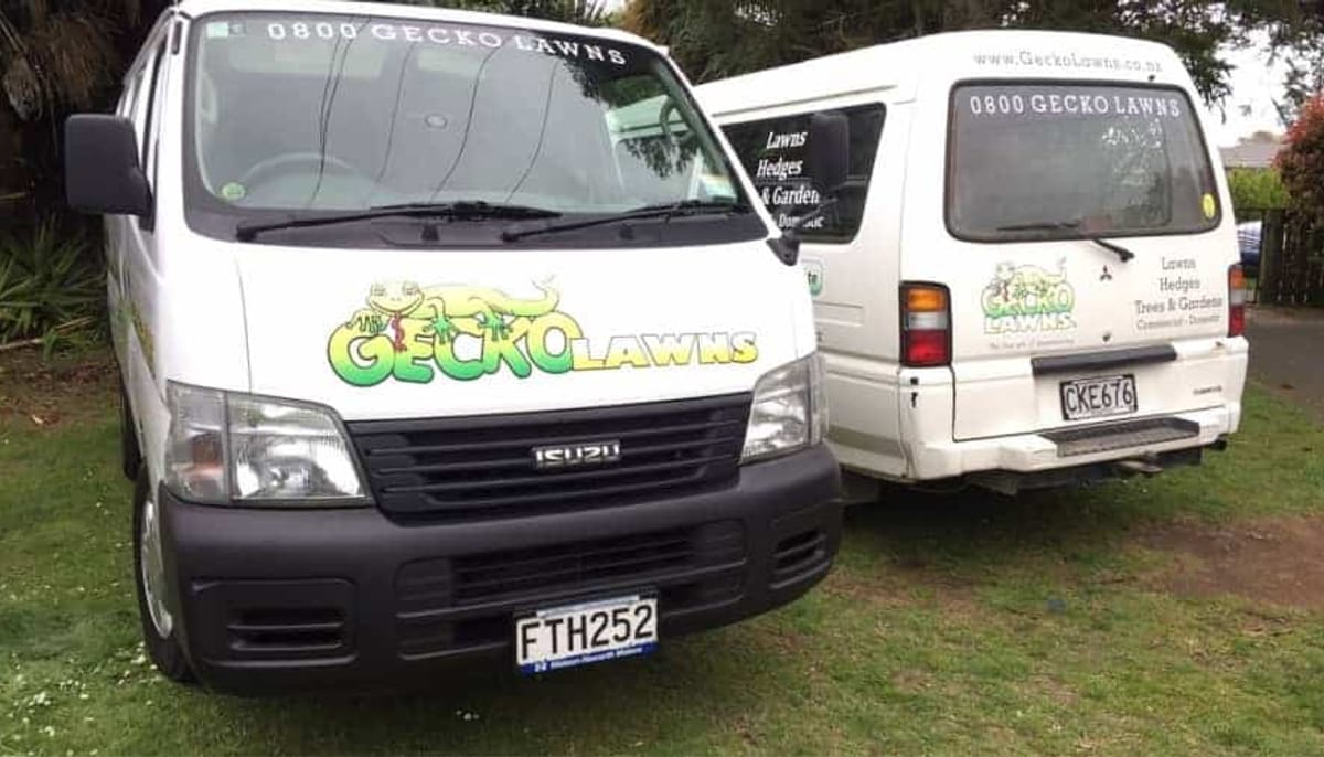 Gecko Lawns vans with the phone number on the side